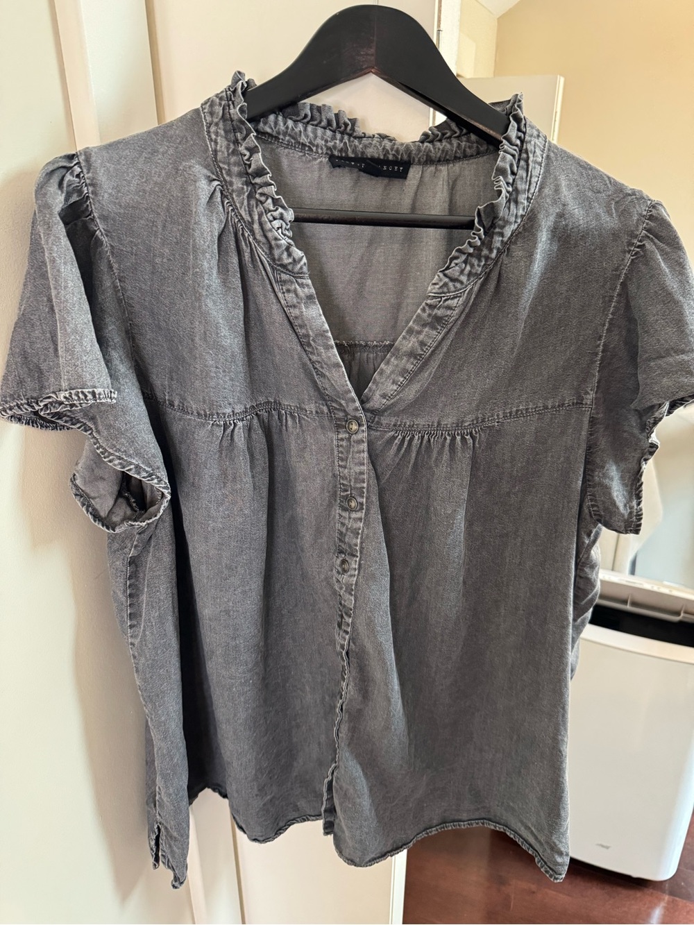 🧩Jane and Delancey Washed Gray Button-Front Ruffle Collar Top